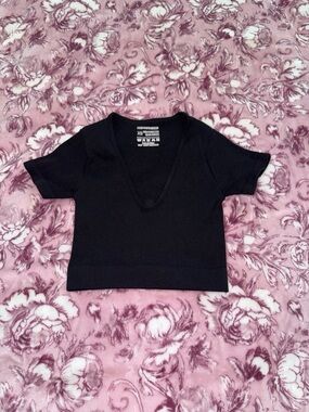 PrettyLittleThing Black Ribbed V-Neck Short Sleeve Crop Top